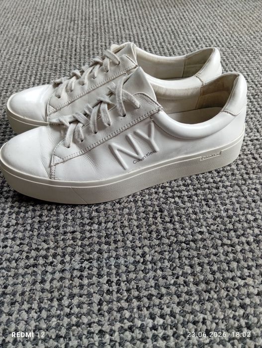 Białe sneakersy Calvin Klein z wytłoczonym logo NY r. 39
