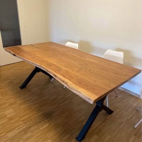 Mesa de jantar em madeira