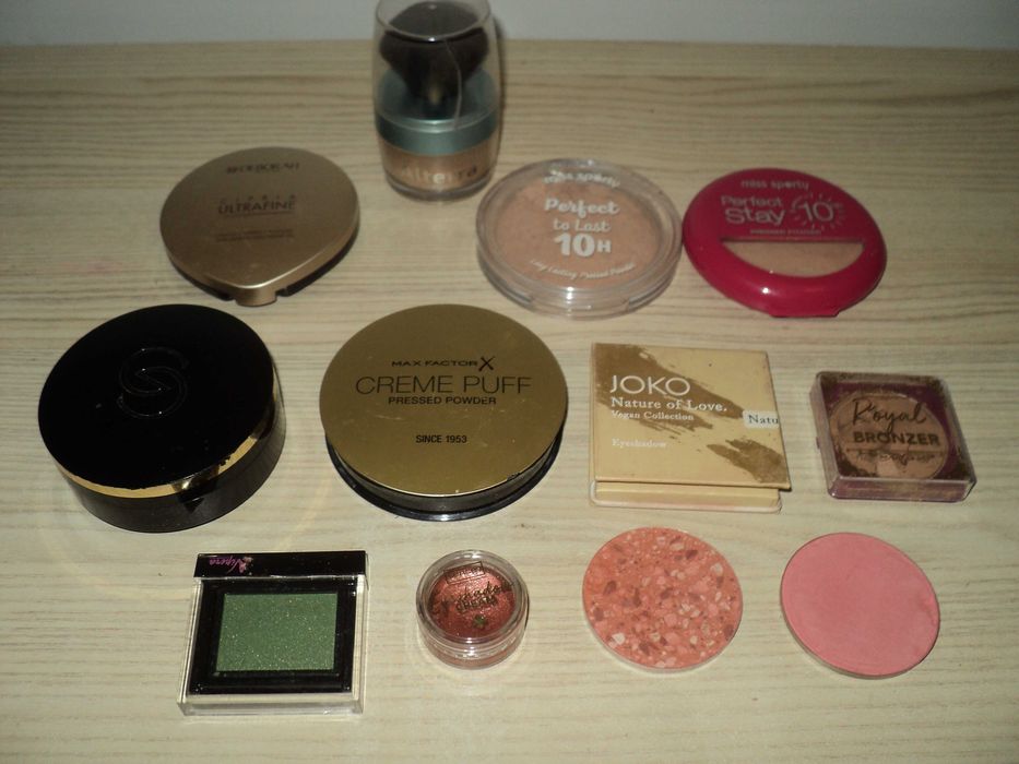 Pudry, cienie do oczu, róże i inne kosmetyki 9 sztuk