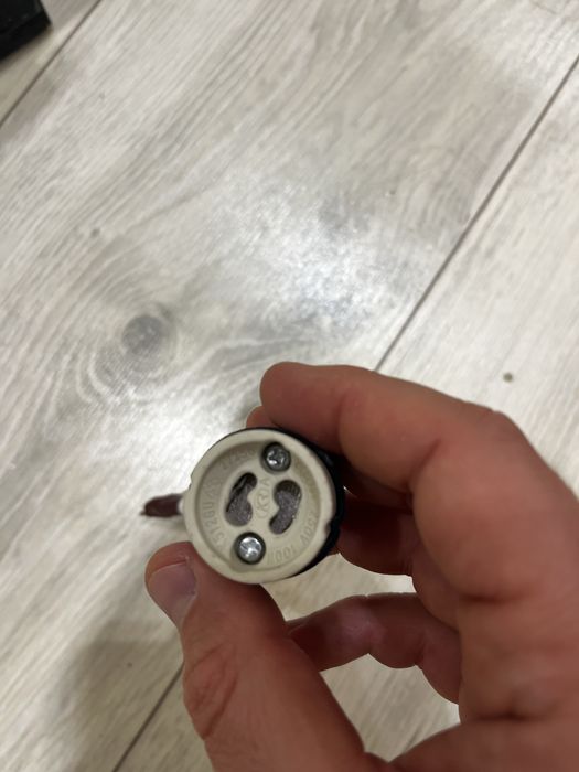 Aro para focos de embutir no teto falso (GU10, IP23) com casquilho.