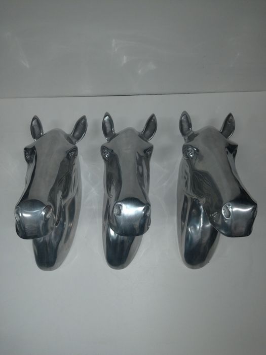 Głowa konia z aluminium.