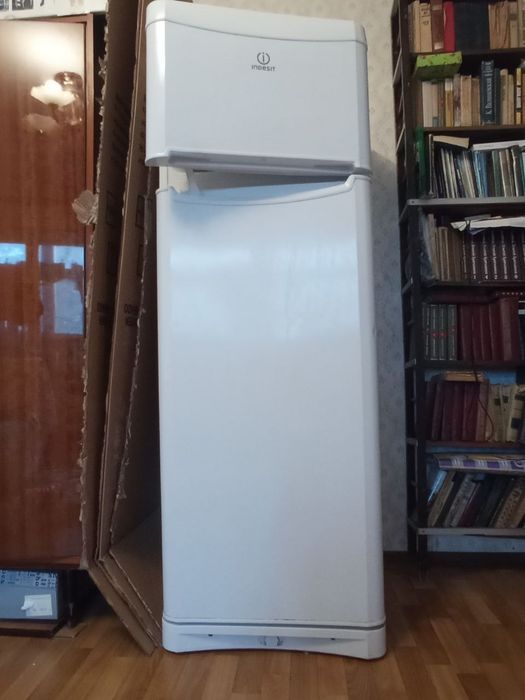 Продам холодильник Indesit