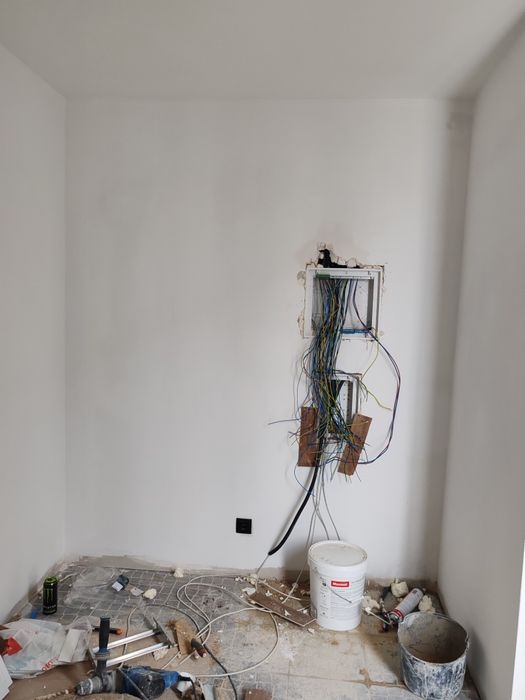 Eletricista profissional e experiente disponível. Orçamento grátis