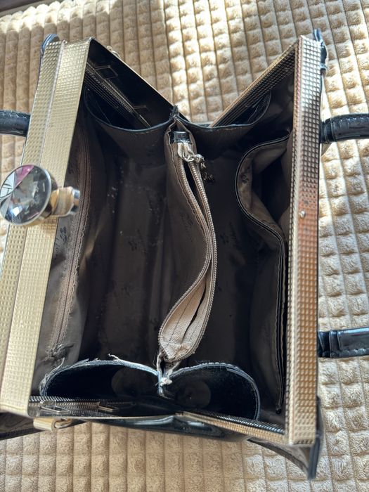 Продам лаковану сумочку