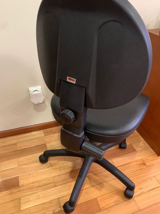 Cadeira preta de escritorio