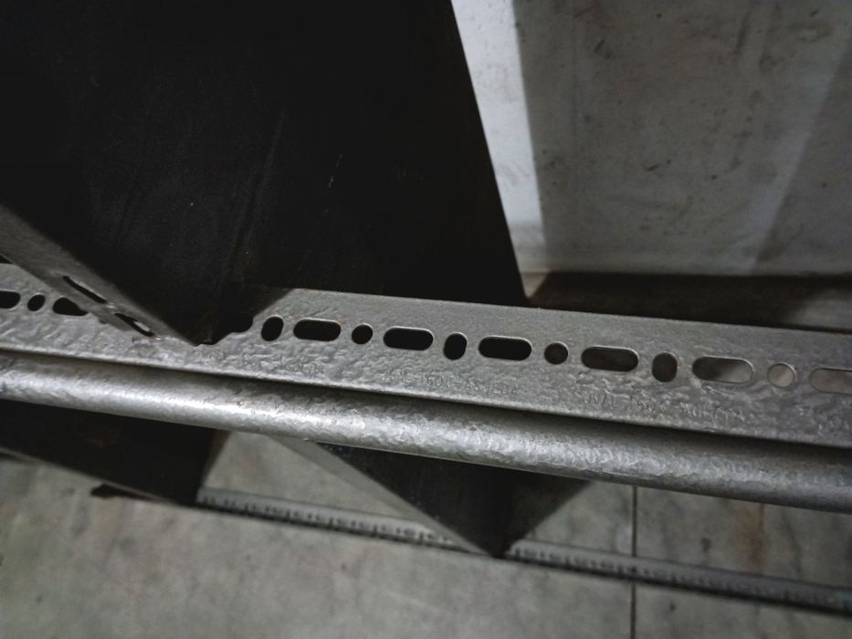 Estantaria, 2as estantes metálicas bem resistentes, medidas:
1—225/170