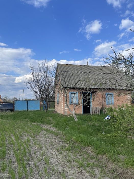 Продам земельну ділянку під забудову,разом з будинком