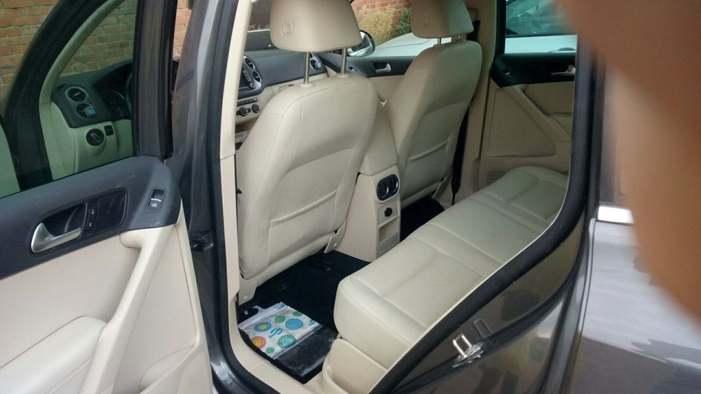 Автототранспорт Фольксваген-Тигуан серебристо серого цвета