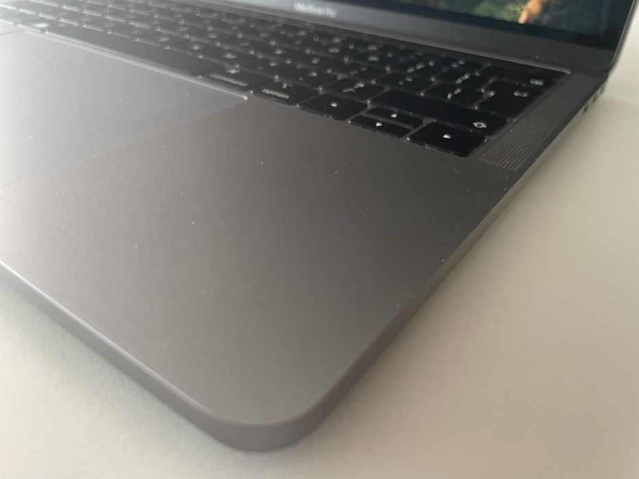 MacBook Pro 13-calowy, 2019, cztery porty Thunderbolt 3