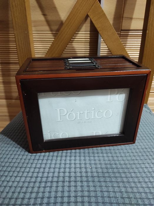 Album na zdjęcia w drewnianym pudełku.