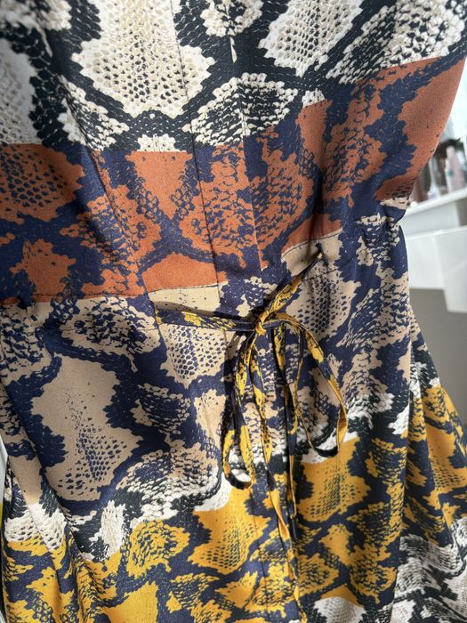 Sukienka midi w wężowy wzór szmizjerka animal print S Solar