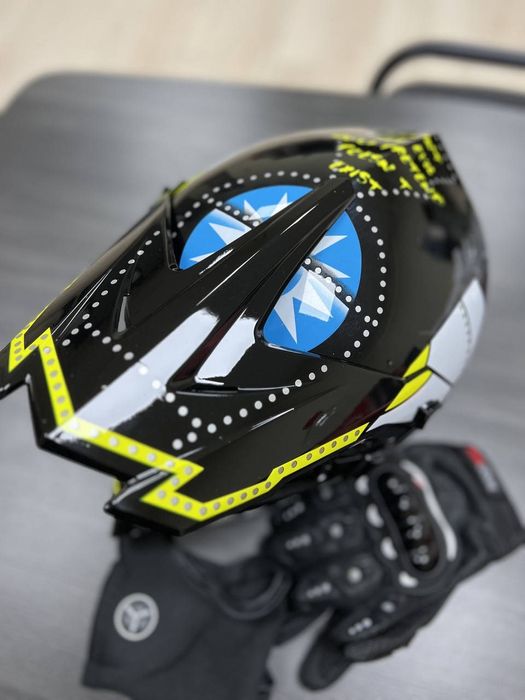 Мотошоломи на вибір, шлем, шолом, мотоцикл, екіпіровка, з окулярами