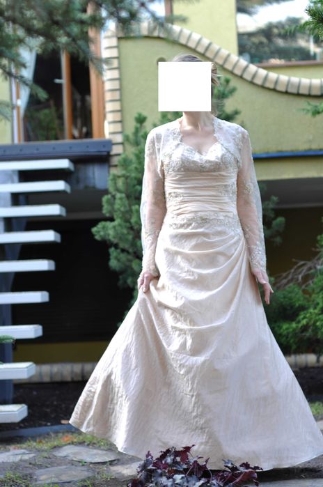 Suknia ślubna ecru z koronkowym bolerko