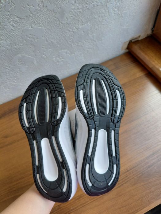 Кросівки adidas білі нові 26,5 см