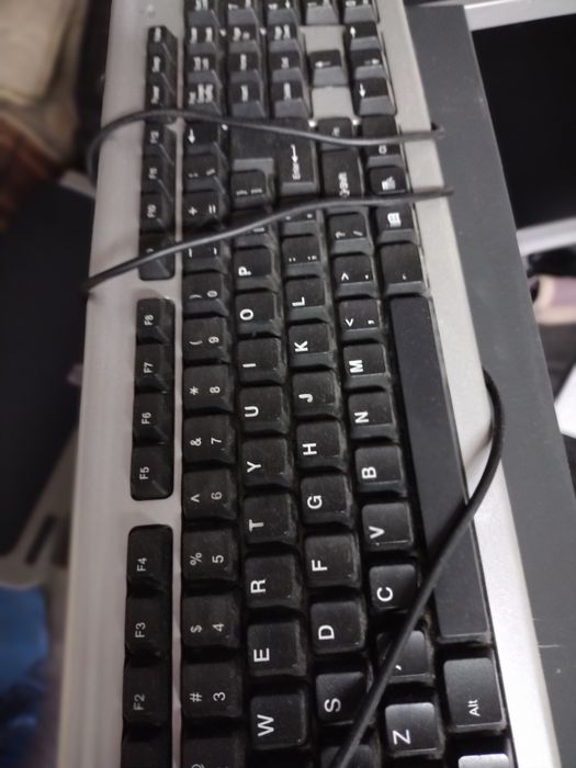 Komputer z monitorem i klawiatura