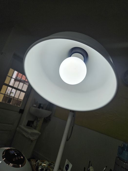 2 candeeiros com lâmpadas led branco frio