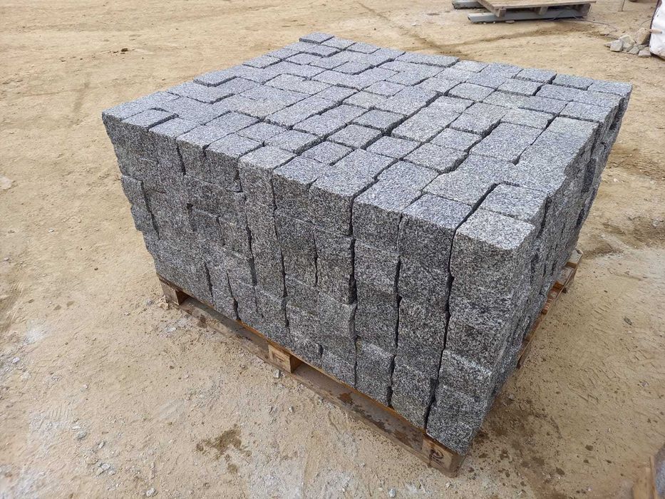 Kostka granitowa cięto-łupana płomieniowana "Strzelin" 10/10/10, szara