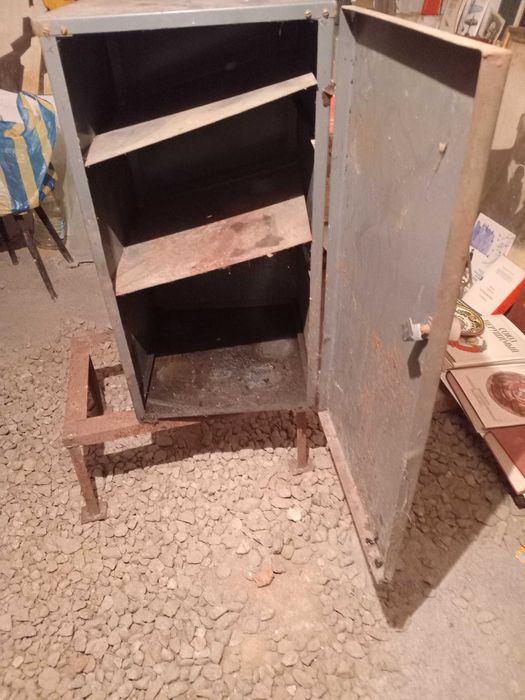 Ящик-сейф металлический настенный.