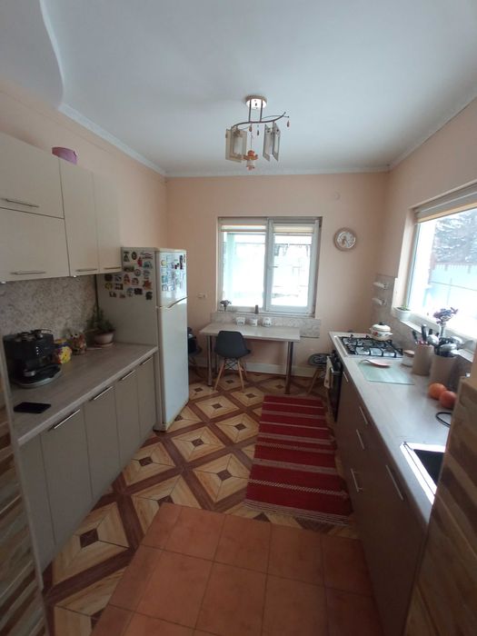 Продаеться 2-х поверховий напівособняк по вул.Карпатської України