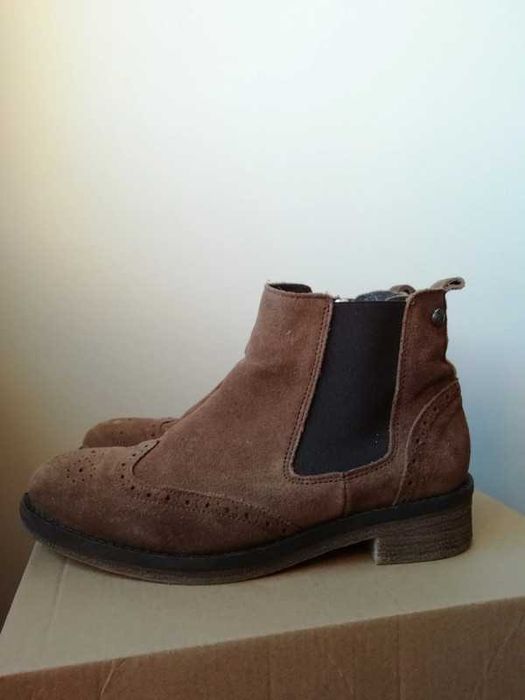 Botas castanhas com fecho