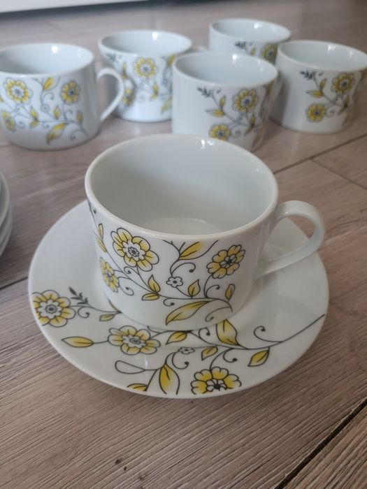 Filiżanki 6 sztuk plus cukierniczka