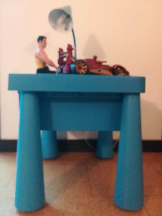 Mesa com gaveta azul