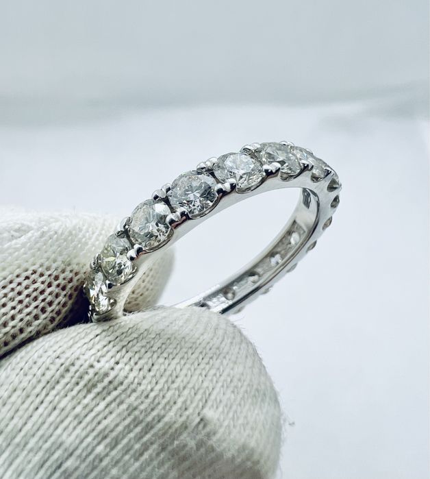 Золота каблучка з діамантами по колу 2.15 карат. Виробництва Сова.