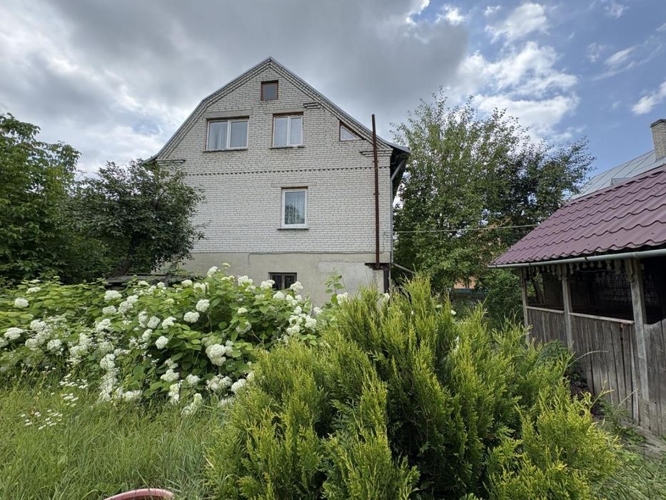 Продаж будинку з ремонтом та меблями в м.Золочів