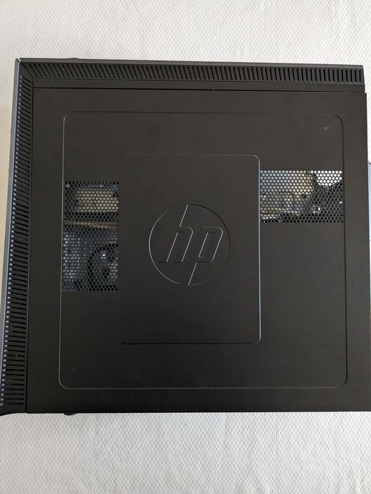 Caixa de computador com vários componentes