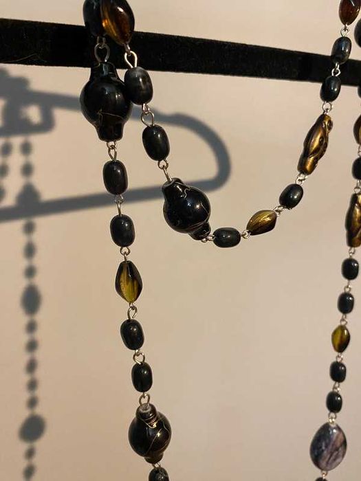 Colar preto de resina longo