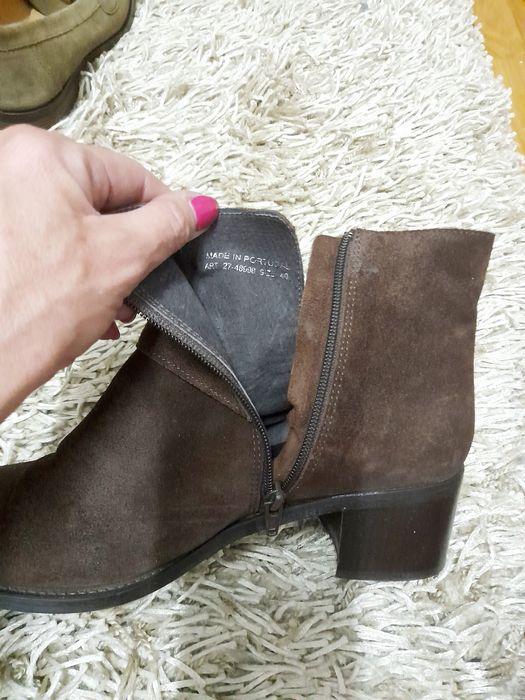 Botins em camurça castanho escuro tamanho 40.