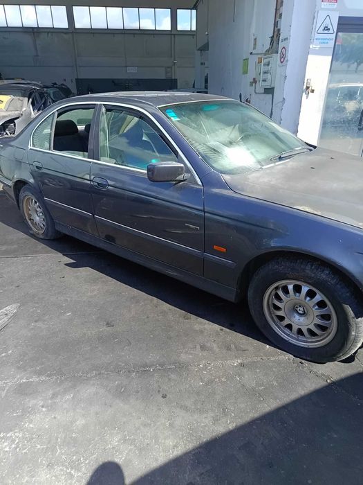 BMW 525 vendido as peças