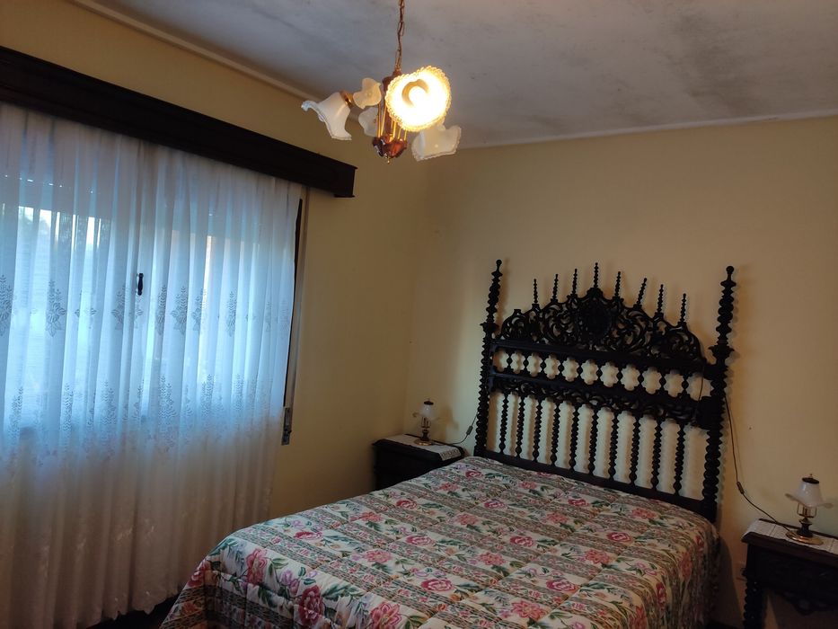 Quarto de Cama madeira boleado e mesinhas cabeceira e comoda