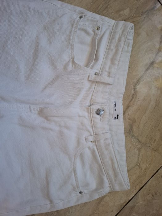 Białe spodnie jeansy straight fit sinsay 40
