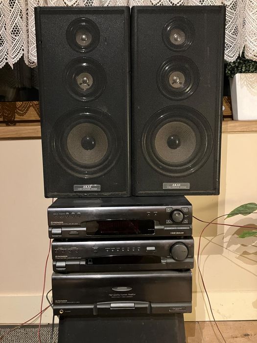 Wieża Pioneer z głosnikami