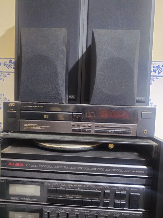 Sistema de som Alba com giradiscos