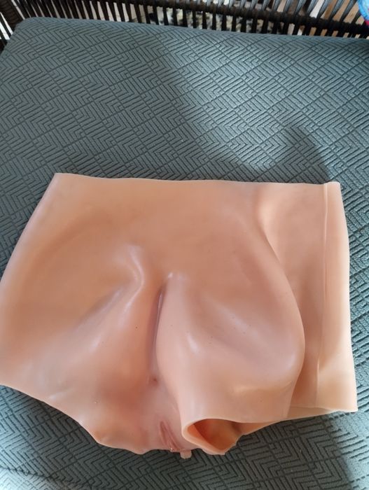 Majtki gaf.dla kobiety trans podkreslające pupę.