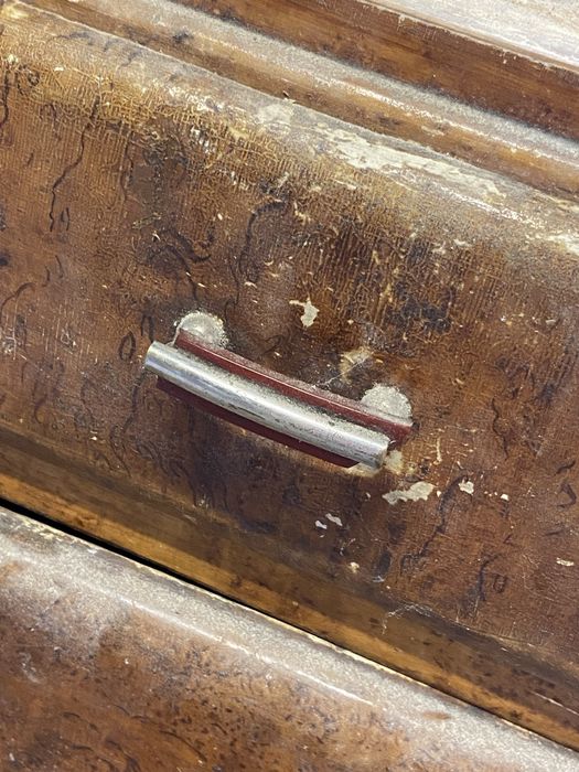 stara toaletka z dużym lustrem