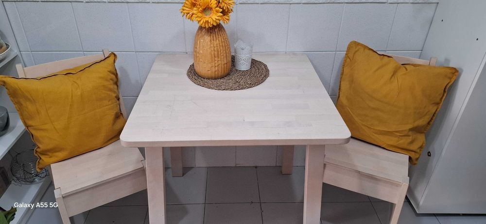 Conjunto Mesa e duas cadeira