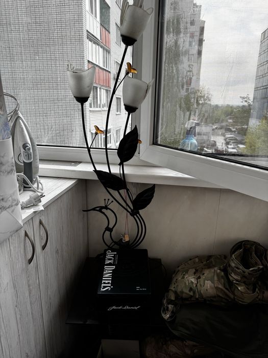 Продам торшер со столиком