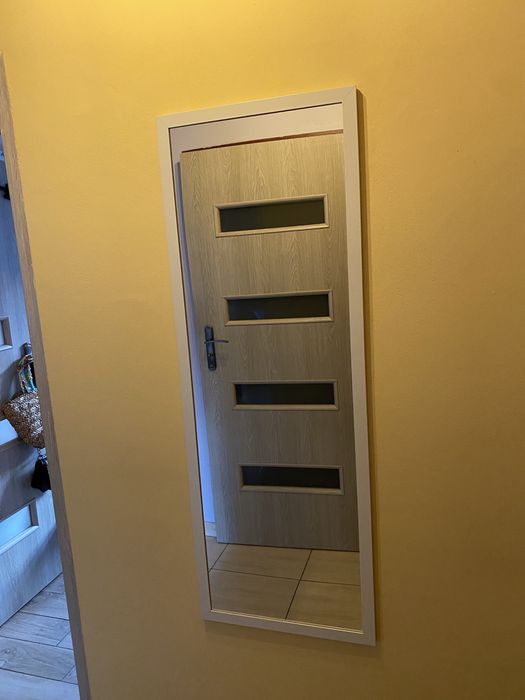 Lustro w białej ramie