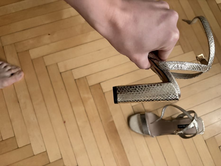 Босоніжки золотистого кольору 38 розмір