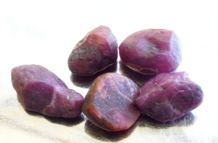 Lote de 5 Cristais de Rubi Bruto (55 ct / 11.15g) - Não Tratado,