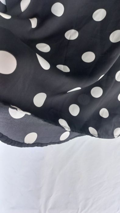 Blusa preta com bolas brancas manga 7/8
