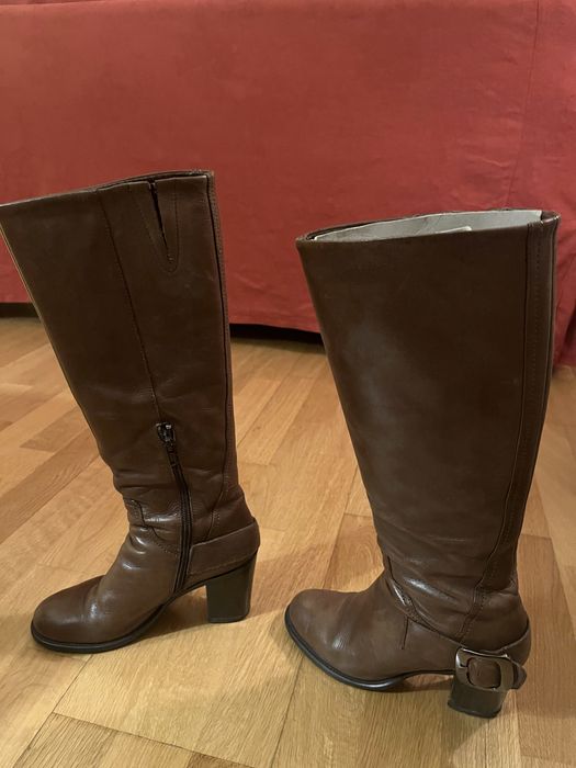 Botas castanhas em pele