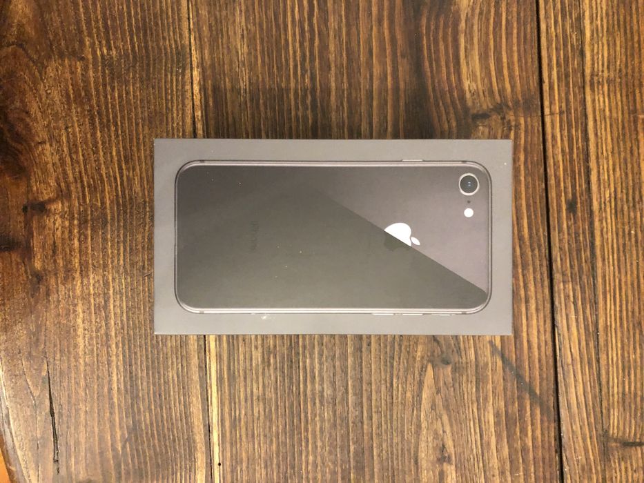 iPhone 8 64 GB with 6 Cases64354194067713122