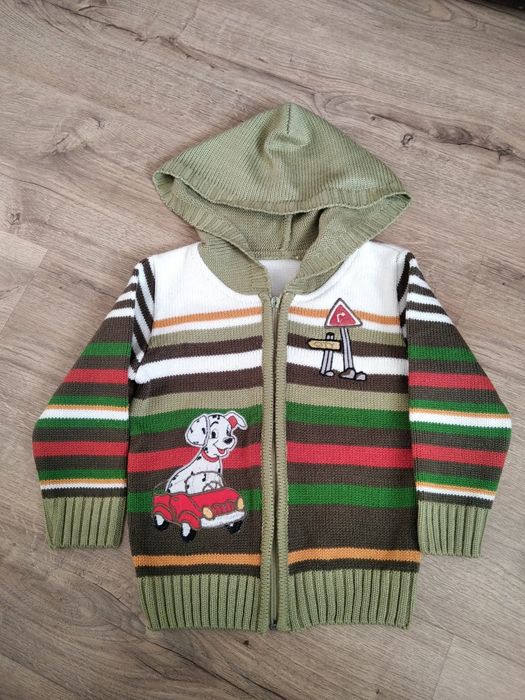 Светрик з капішоном