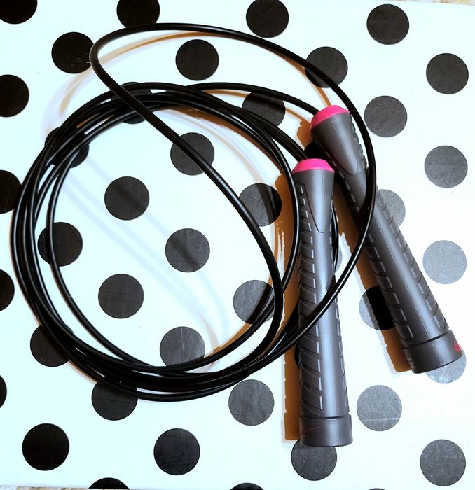 Nowa skakanka treningowa czarna Nike