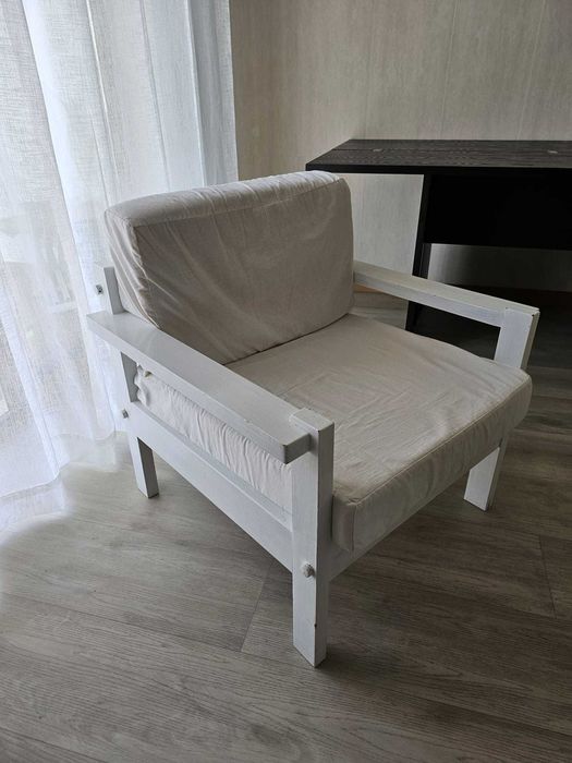 Cadeirão de madeira com almofadas