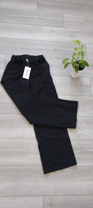 Czarne spodnie XS złota nitka nowe moodo